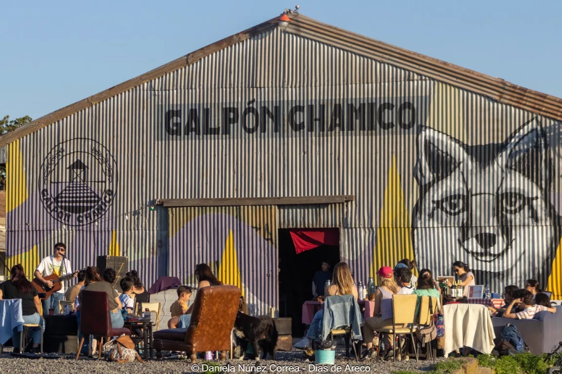 Fachada del Galpón Chamico con comunidad reunida afuera