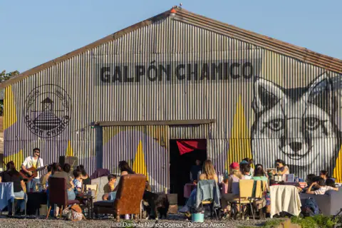 Fachada del Galpón Chamico de día con gente reunida afuera