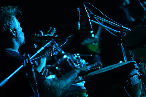Percusionista iluminado con luz azul intensa