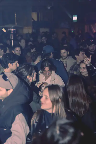 Multitud de noche fotografiada desde arriba