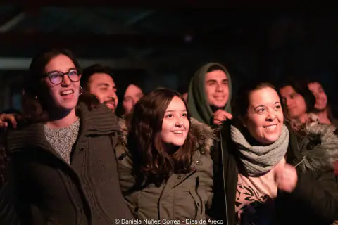 Público sonriendo en primera fila durante una función