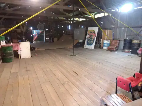 Rampa de skate dentro del galpón durante el día