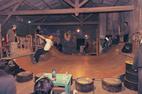 Skater usando la rampa de madera del Galpón Chamico