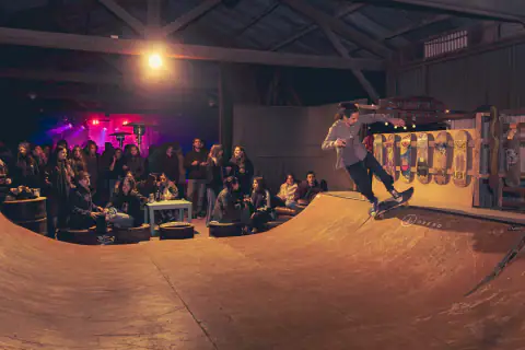 Skater sobre rampa con público alrededor