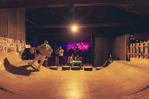 Rampa amplia de skate con luz cálida y escenario magenta al fondo